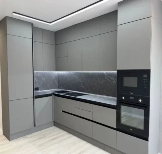 Серая угловая кухня на заказ